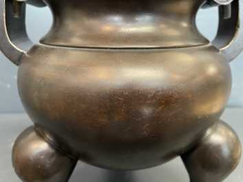 Een Chinese bronzen driepotige wierookbrander met deksel, Qianlong merk, 19/20e eeuw